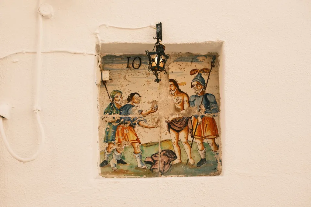 Thoughtful Decorative Painting